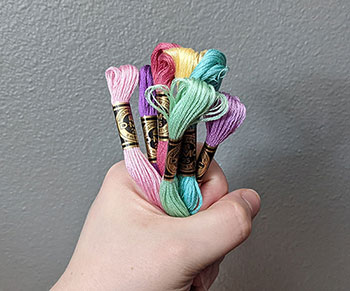 A photo of a hand holding a 'bundle' of flosses 
